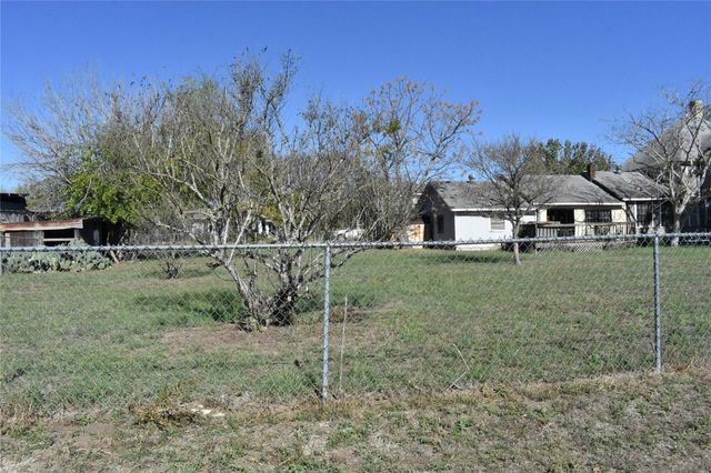 315 N Avenue D, Waelder, TX 78959