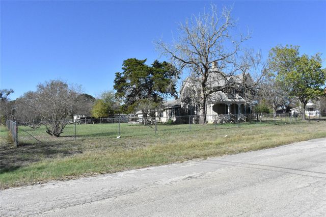 315 N Avenue D, Waelder, TX 78959