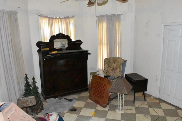 315 N Avenue D, Waelder, TX 78959