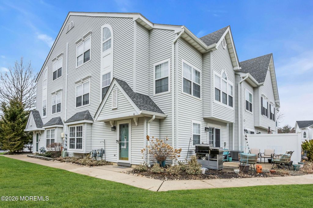 57 Phoenix Court, Tinton Falls, NJ 07712