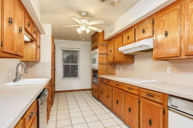 327 Maple Drive, Hitchcock, TX 77563