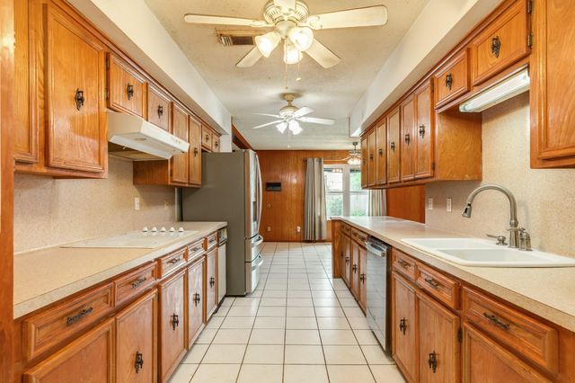 327 Maple Drive, Hitchcock, TX 77563