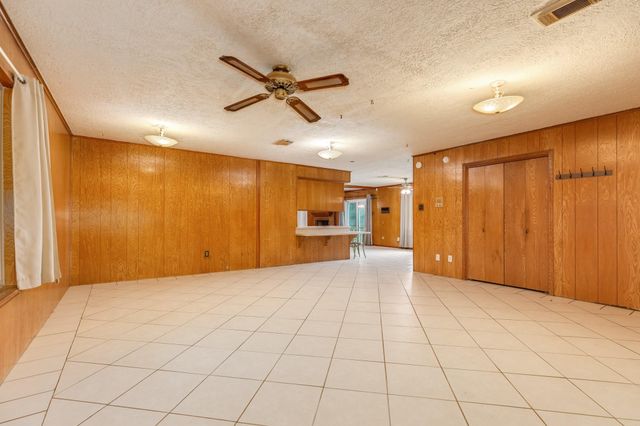 327 Maple Drive, Hitchcock, TX 77563