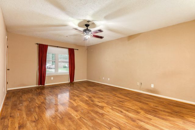327 Maple Drive, Hitchcock, TX 77563