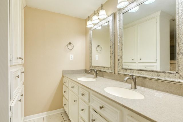 327 Maple Drive, Hitchcock, TX 77563