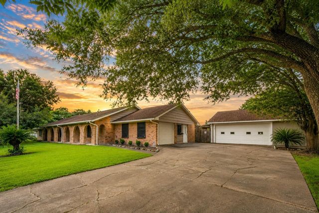 327 Maple Drive, Hitchcock, TX 77563