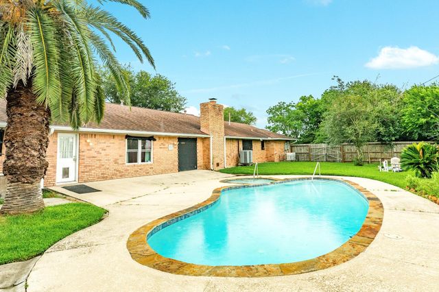 327 Maple Drive, Hitchcock, TX 77563
