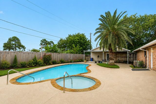 327 Maple Drive, Hitchcock, TX 77563