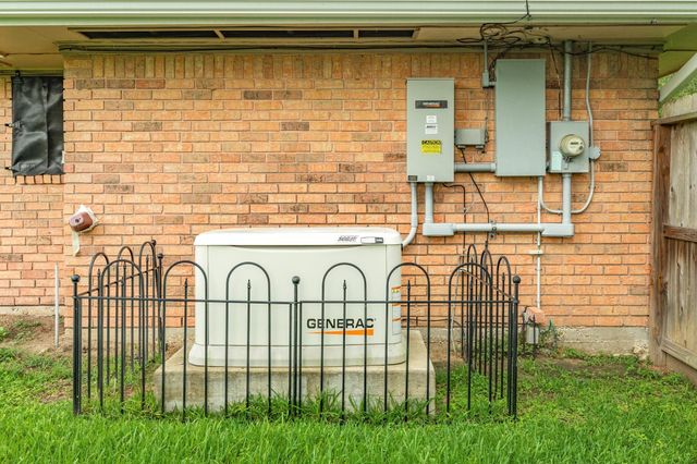 327 Maple Drive, Hitchcock, TX 77563