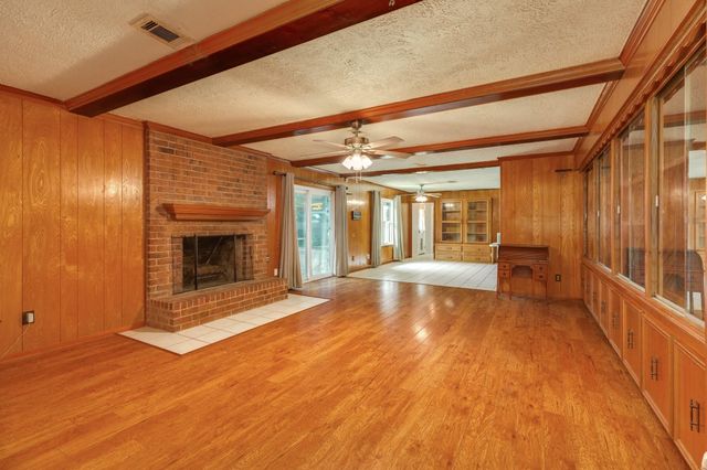 327 Maple Drive, Hitchcock, TX 77563
