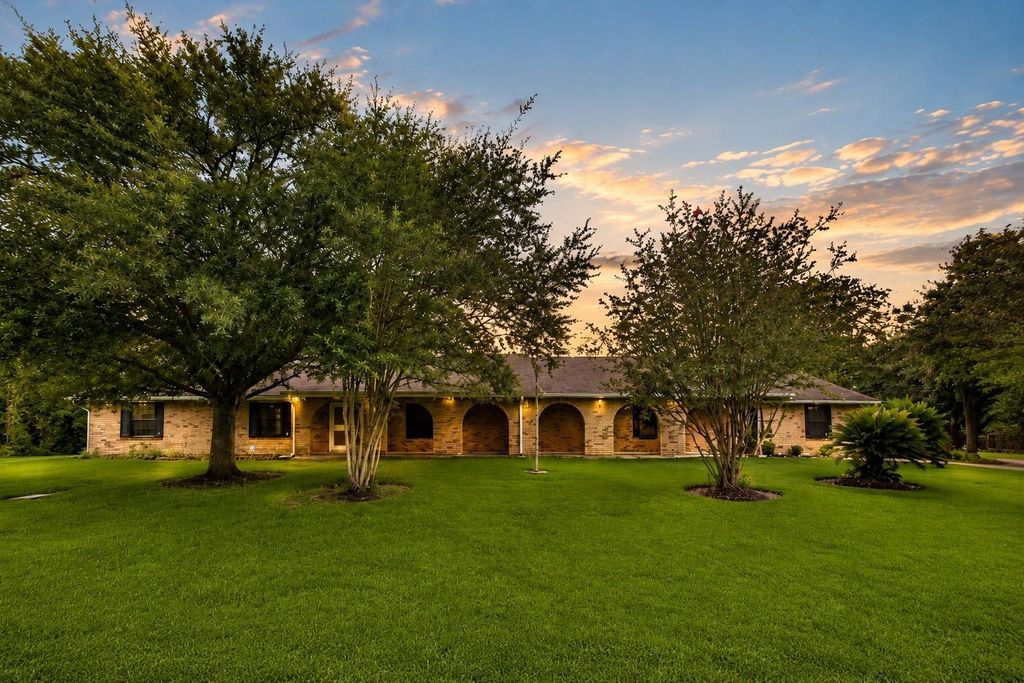 327 Maple Drive, Hitchcock, TX 77563