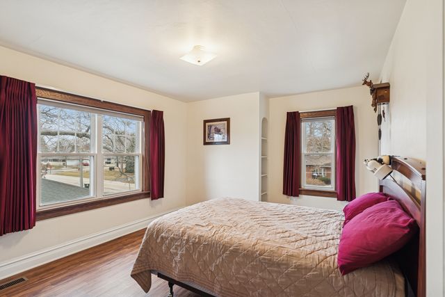 802 Kirkwood Avenue, Winthrop Harbor, IL 60096