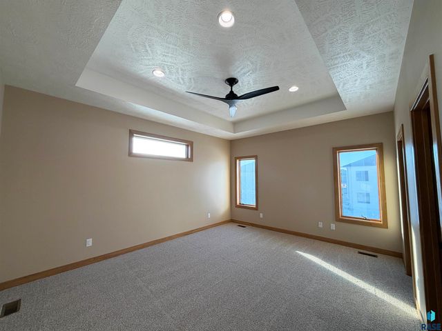 2805 S Dunraven Ave Avenue, Sioux Falls, SD 57110