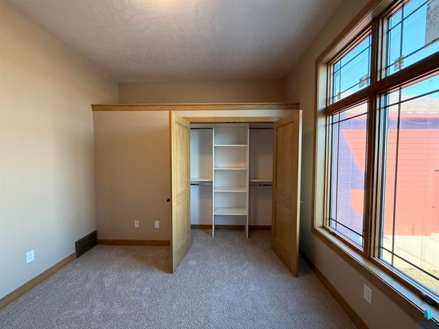 2805 S Dunraven Ave Avenue, Sioux Falls, SD 57110