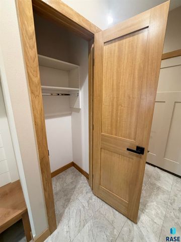 2805 S Dunraven Ave Avenue, Sioux Falls, SD 57110