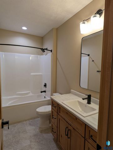 2805 S Dunraven Ave Avenue, Sioux Falls, SD 57110