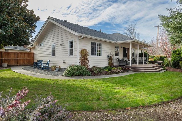 2206 Egret Court, Grants Pass, OR 97526