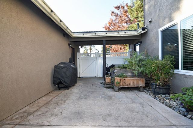 326 W Springer Dr, Turlock, CA 95382