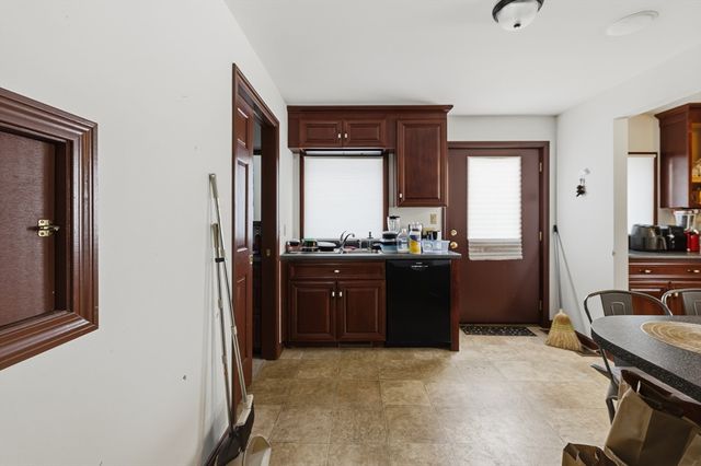 17 School St, Middleboro, MA 02346