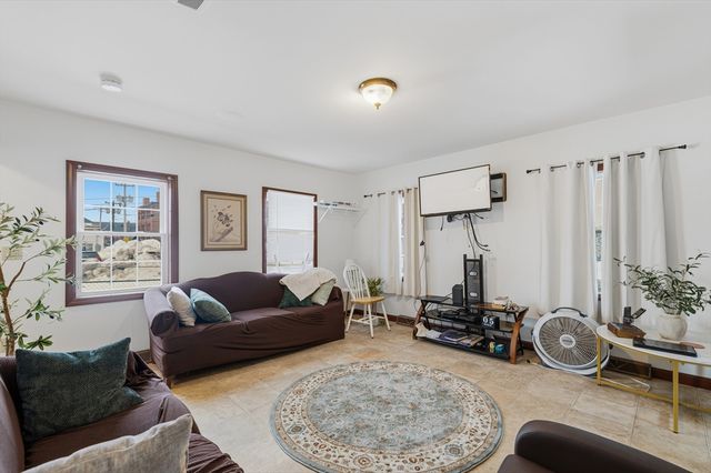 17 School St, Middleboro, MA 02346