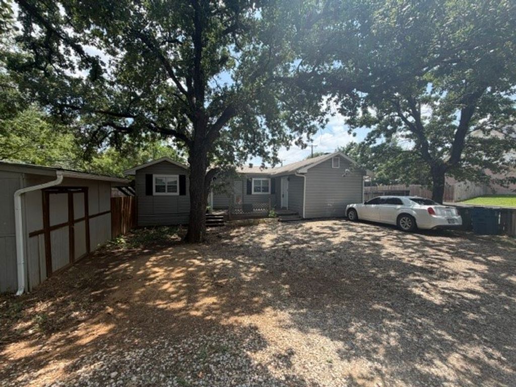 410 N Lakeview Drive, Lake Dallas, TX 75065