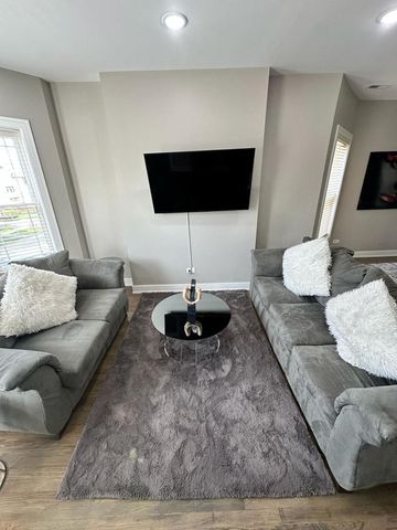 6807 S Calumet Avenue 2, Chicago, IL 60637