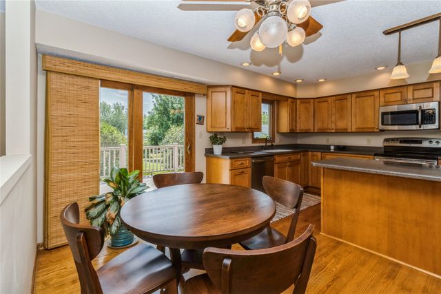 7944 Roseland Drive, Urbandale, IA 50322