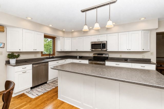 7944 Roseland Drive, Urbandale, IA 50322