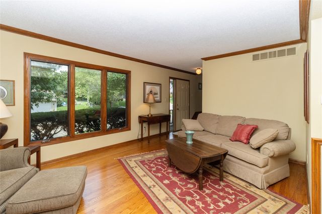 7944 Roseland Drive, Urbandale, IA 50322