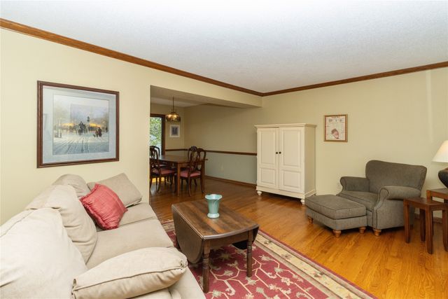 7944 Roseland Drive, Urbandale, IA 50322