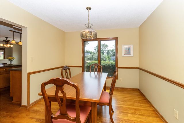 7944 Roseland Drive, Urbandale, IA 50322