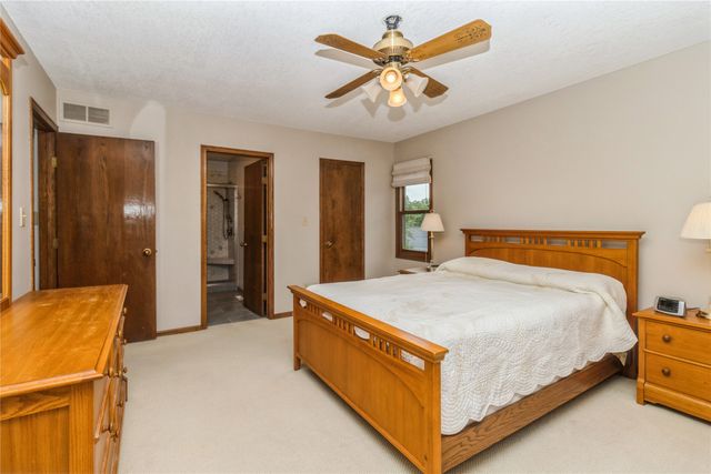 7944 Roseland Drive, Urbandale, IA 50322