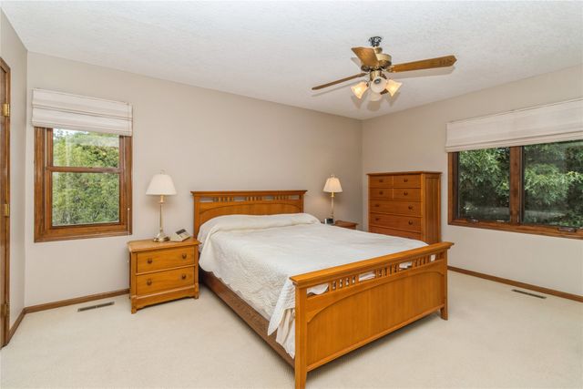 7944 Roseland Drive, Urbandale, IA 50322