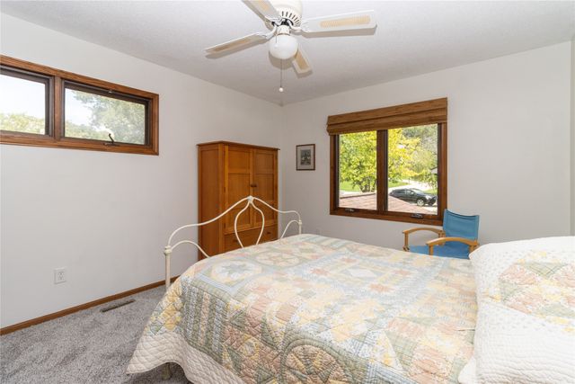 7944 Roseland Drive, Urbandale, IA 50322