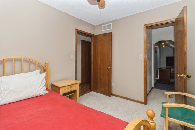 7944 Roseland Drive, Urbandale, IA 50322
