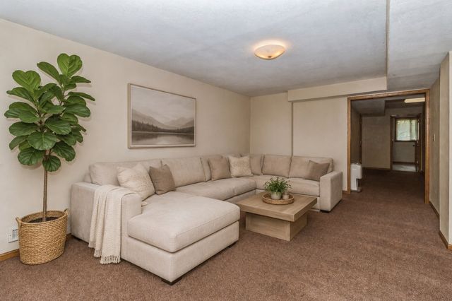 7944 Roseland Drive, Urbandale, IA 50322