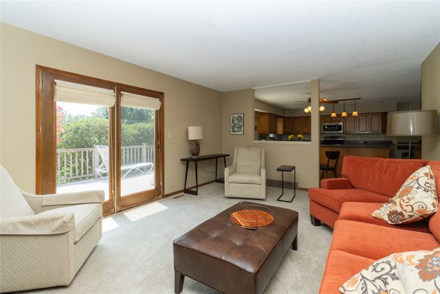 7944 Roseland Drive, Urbandale, IA 50322