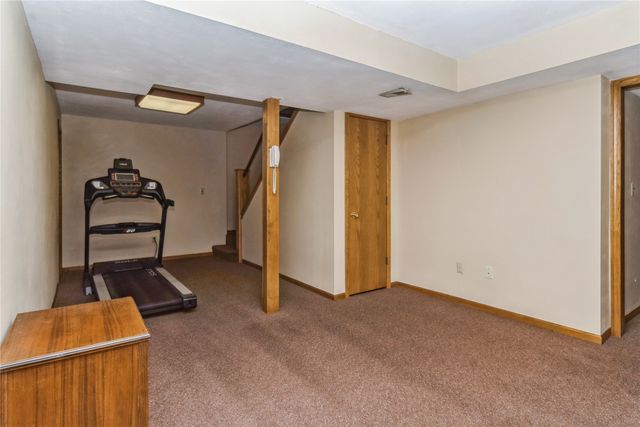7944 Roseland Drive, Urbandale, IA 50322