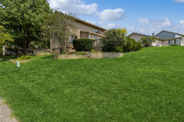 7944 Roseland Drive, Urbandale, IA 50322