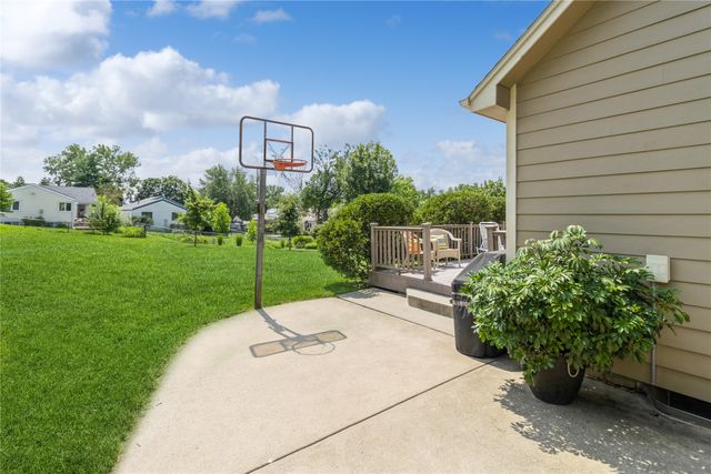7944 Roseland Drive, Urbandale, IA 50322