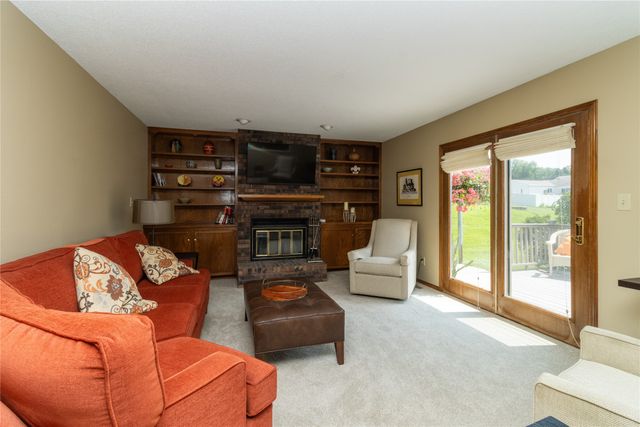 7944 Roseland Drive, Urbandale, IA 50322