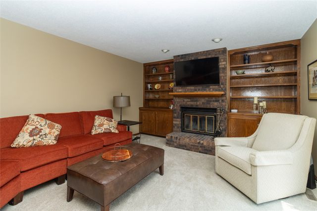 7944 Roseland Drive, Urbandale, IA 50322