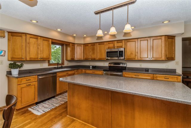 7944 Roseland Drive, Urbandale, IA 50322