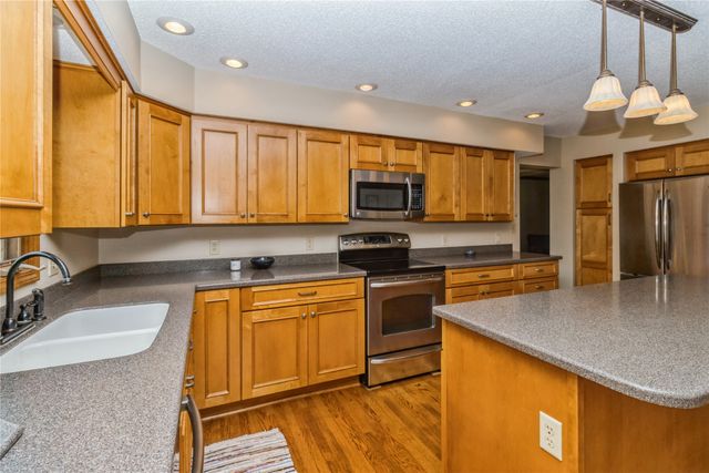 7944 Roseland Drive, Urbandale, IA 50322