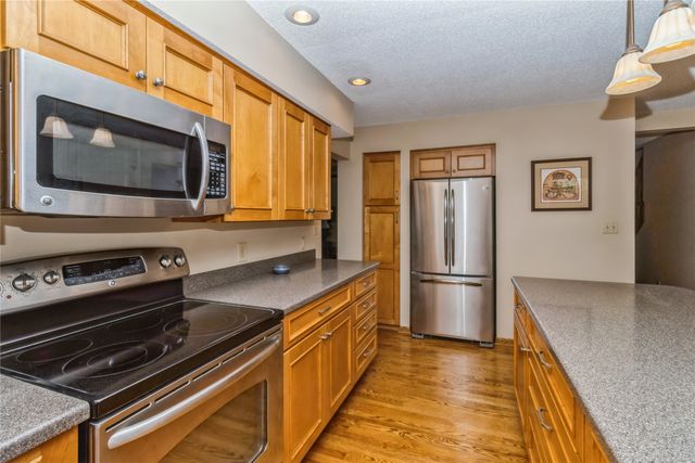 7944 Roseland Drive, Urbandale, IA 50322