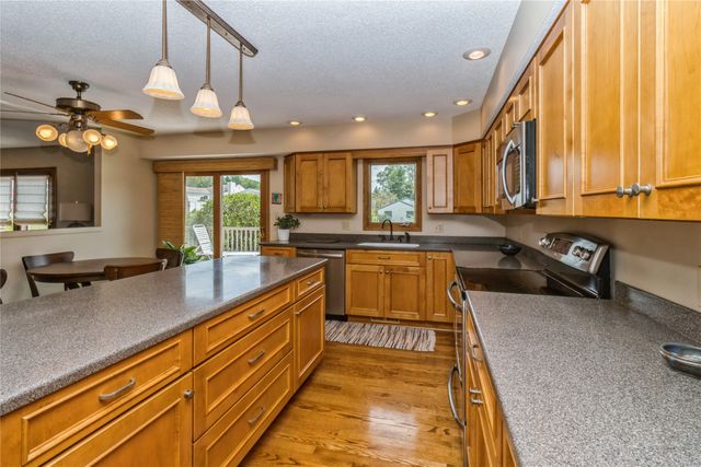 7944 Roseland Drive, Urbandale, IA 50322