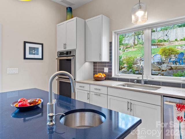 46 Pinecroft Road, Asheville, NC 28804