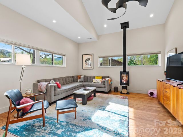 46 Pinecroft Road, Asheville, NC 28804