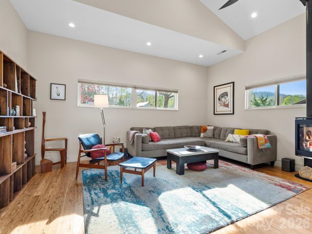 46 Pinecroft Road, Asheville, NC 28804