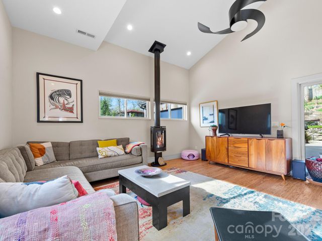 46 Pinecroft Road, Asheville, NC 28804